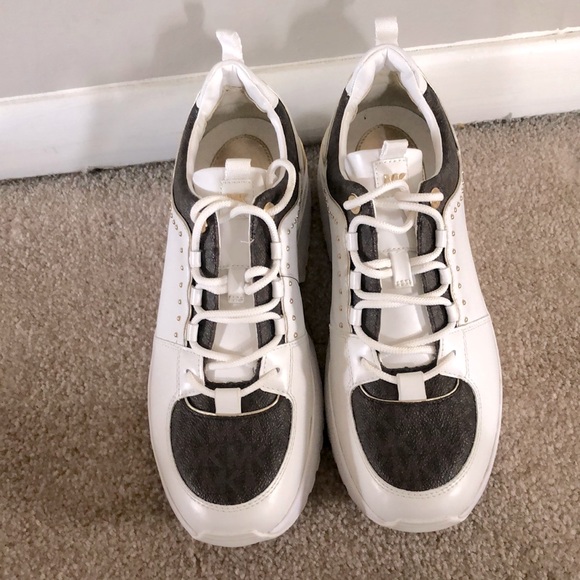 Michael Kors Sneaker size 9.5 in woman they are white with a dark brown logo - Picture 1 of 3
